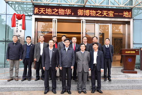 http://www.glut.edu.cn/__local/4/87/5D/FD298061DF1A63708D558FF9B97_5961E47D_27B9D.jpg